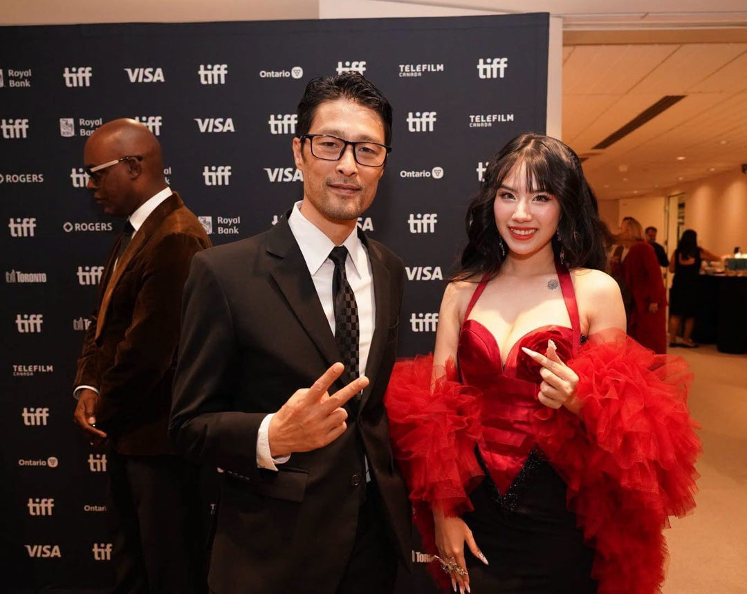 Actress Linh Miu makes a surprise appearance on the #TIFF red carpet, capturing the spotlight at the Toronto International Film Festival. 🍿📸✨